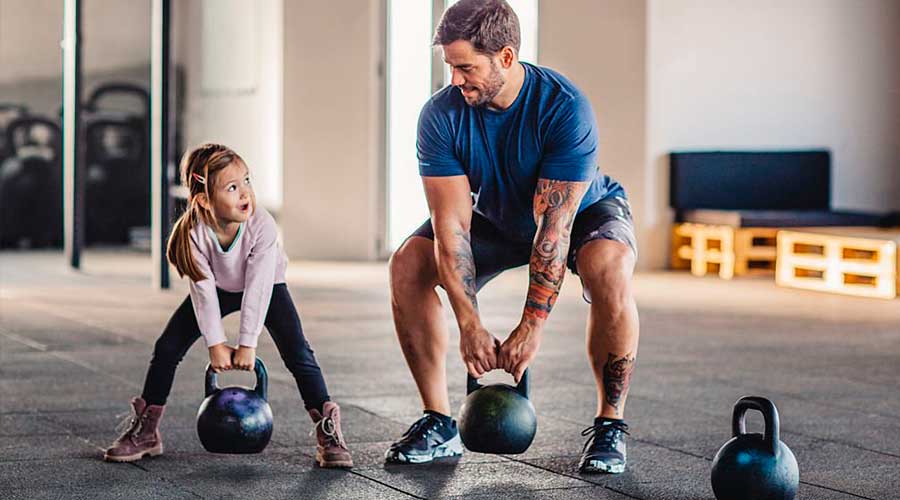 ejercicios de CrossFit adaptados a cada etapa de la vida: jóvenes, adultos y mayores. Mejora tu rendimiento deportivo y calidad de vida con nuestras