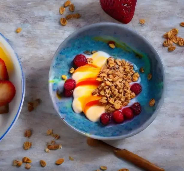 Desayuno Saludable: Yogur con Frutas y Granola