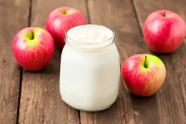 39 Batido de proteínas casero de guisantes con manzana y yogur natural