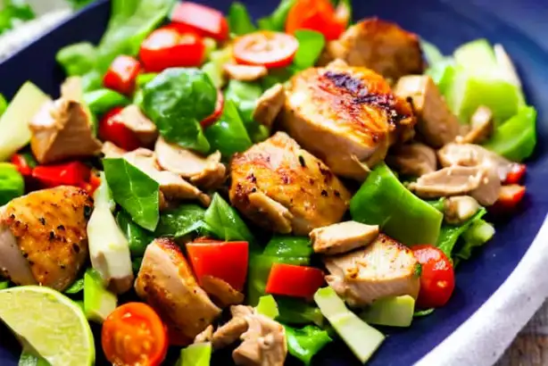 Cena saludable: Ensalada de pollo con aderezo de mostaza y miel