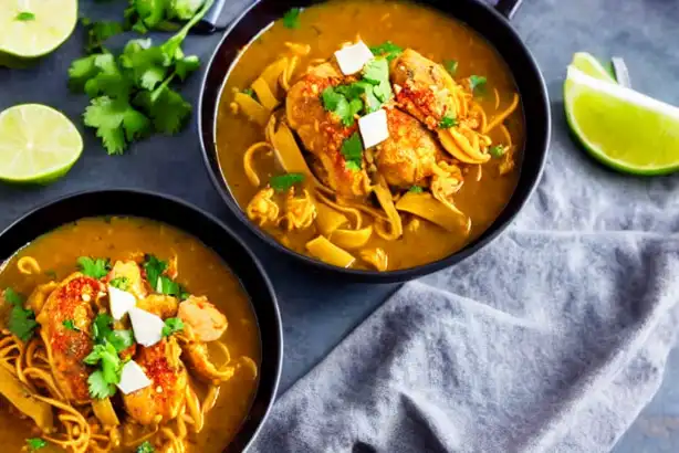 Cena saludable: Sopa de fideos de arroz con pollo